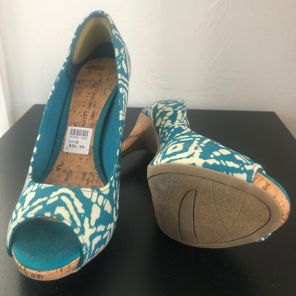 Aqua heels size 8 - Picture 3 of 4